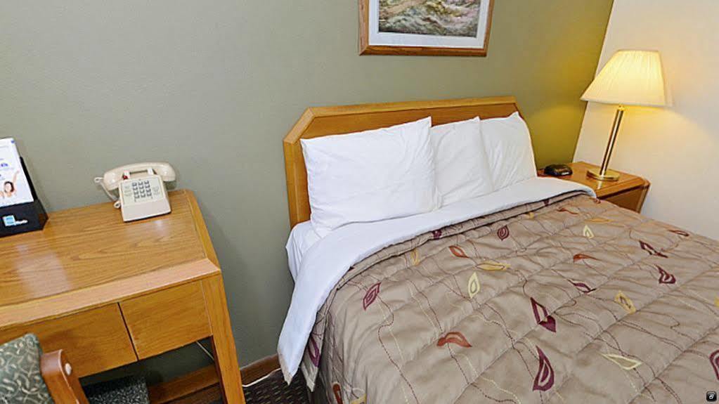 Super 8 By Wyndham Hayward Wi Motel Екстериор снимка