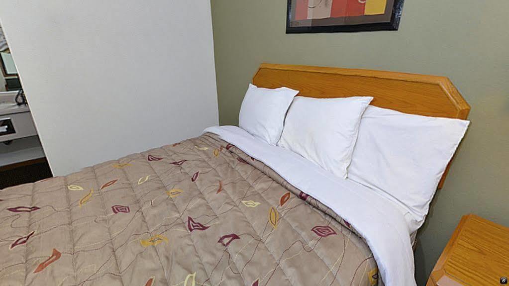 Super 8 By Wyndham Hayward Wi Motel Екстериор снимка